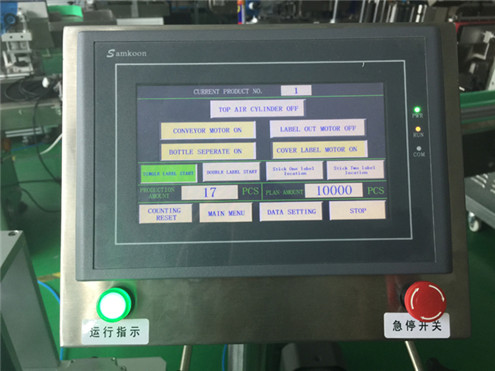 Ardo gorri bertikalak etiketatzeko makina automatikoak txandakako botila biribilgarriak dituzten elikagaien sistema etiketa gardenak etiketa makineria automatikoa